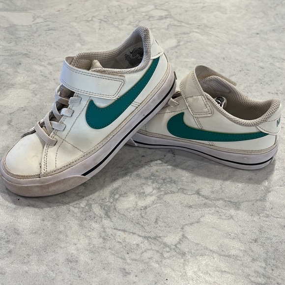 Nike kids sneakers size 11c - Picture 2 of 2